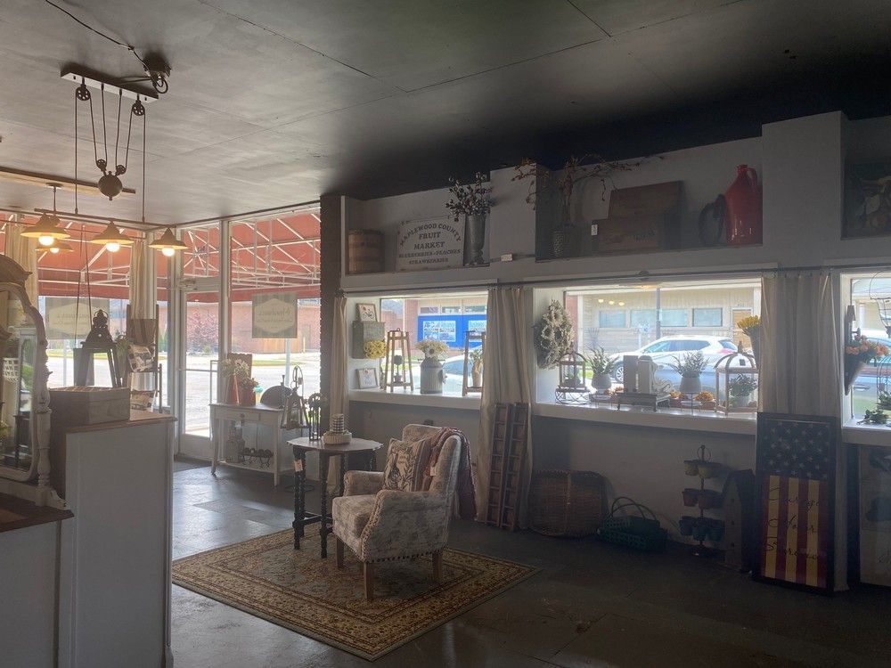Washington Street Retail Space: 901 Washington St, Columbus, IN 47201